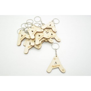 Ξύλινο Μπρελόκ με το μονόγραμμα και το όνομα του παιδιού Ξύλινο Μπρελόκ με το μονόγραμμα και το όνομα του παιδιού