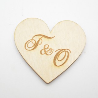Ξύλινα Καρδιά με τα μονογράμματα του ζευγαριού