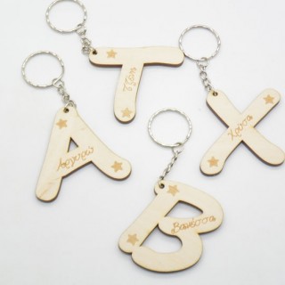 Ξύλινο Μπρελόκ με το μονόγραμμα και το όνομα του παιδιού με αστέρια Ξύλινο Μπρελόκ με το μονόγραμμα και το όνομα του παιδιού με αστέρια