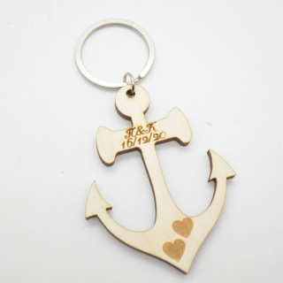 Ξύλινο Μπρελόκ άγκυρα με μονογράμματα ημερομηνία και καρδούλες Ξύλινο Μπρελόκ άγκυρα με μονογράμματα ημερομηνία και καρδούλες