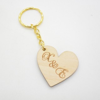 Ξύλινο Μπρελόκ καρδιά με τα μονογράμματα του ζευγαριού Ξύλινο Μπρελόκ καρδιά με τα μονογράμματα του ζευγαριού