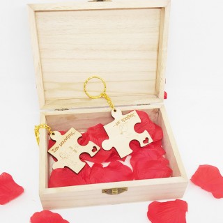 Ξύλινο κουτί με ροδοπέταλα και μπρελόκ για δωράκι του Αγίου Βαλεντίνου Ξύλινο κουτί με ροδοπέταλα και μπρελόκ για δωράκι του Αγίου Βαλεντίνου