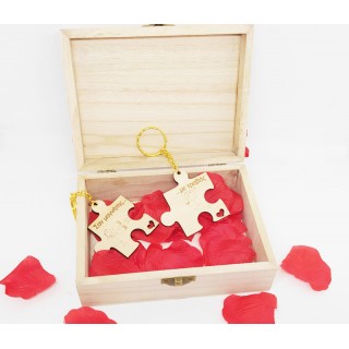 Ξύλινο κουτί με ροδοπέταλα και μπρελόκ για δωράκι του Αγίου Βαλεντίνου