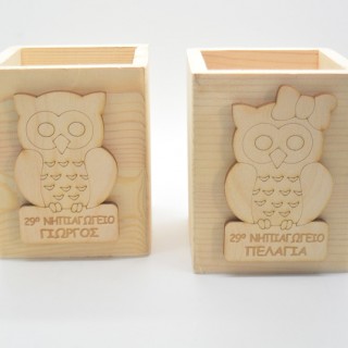 Μολυβοθήκη Ξύλινη κουκουβάγια με το όνομα του παιδιού και το εκάστοτε σχολείο  Μολυβοθήκη Ξύλινη κουκουβάγια με το όνομα του παιδιού και το εκάστοτε σχολείο