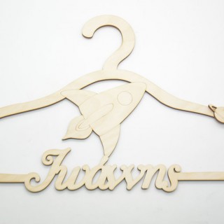 Ξύλινη Κρεμάστρα με όνομα και θέμα διάστημα