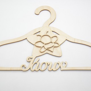 Ξύλινη Κρεμάστρα με όνομα και θέμα μέλισσα Ξύλινη Κρεμάστρα με όνομα και θέμα μέλισσα