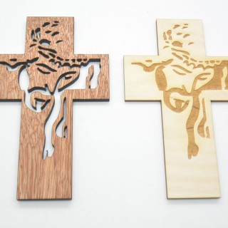 Ξύλινος Σταυρός με χαραγμένο τον Ιησού